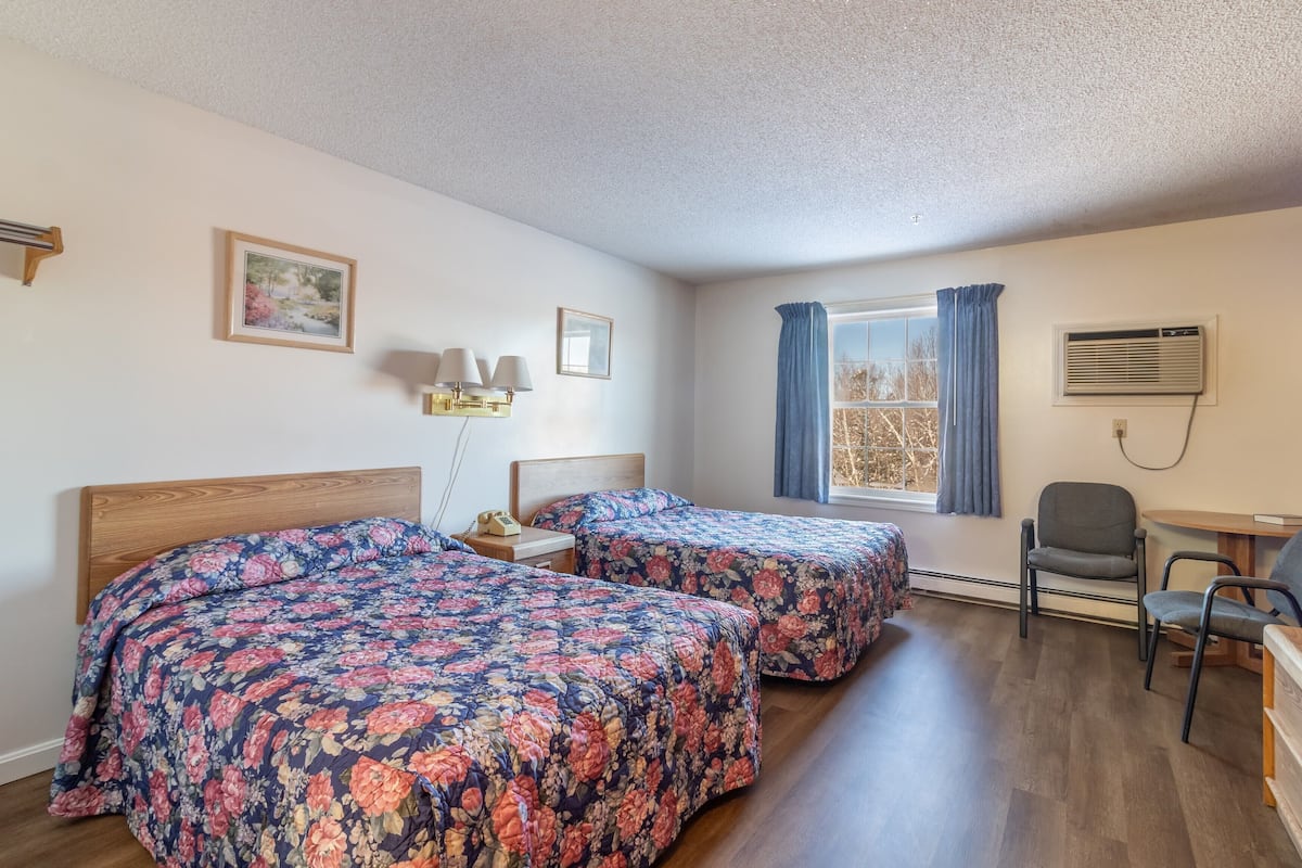 Double Room Single Use | 1 bedroom, cribs/infant beds, rollaway beds, bed sheets