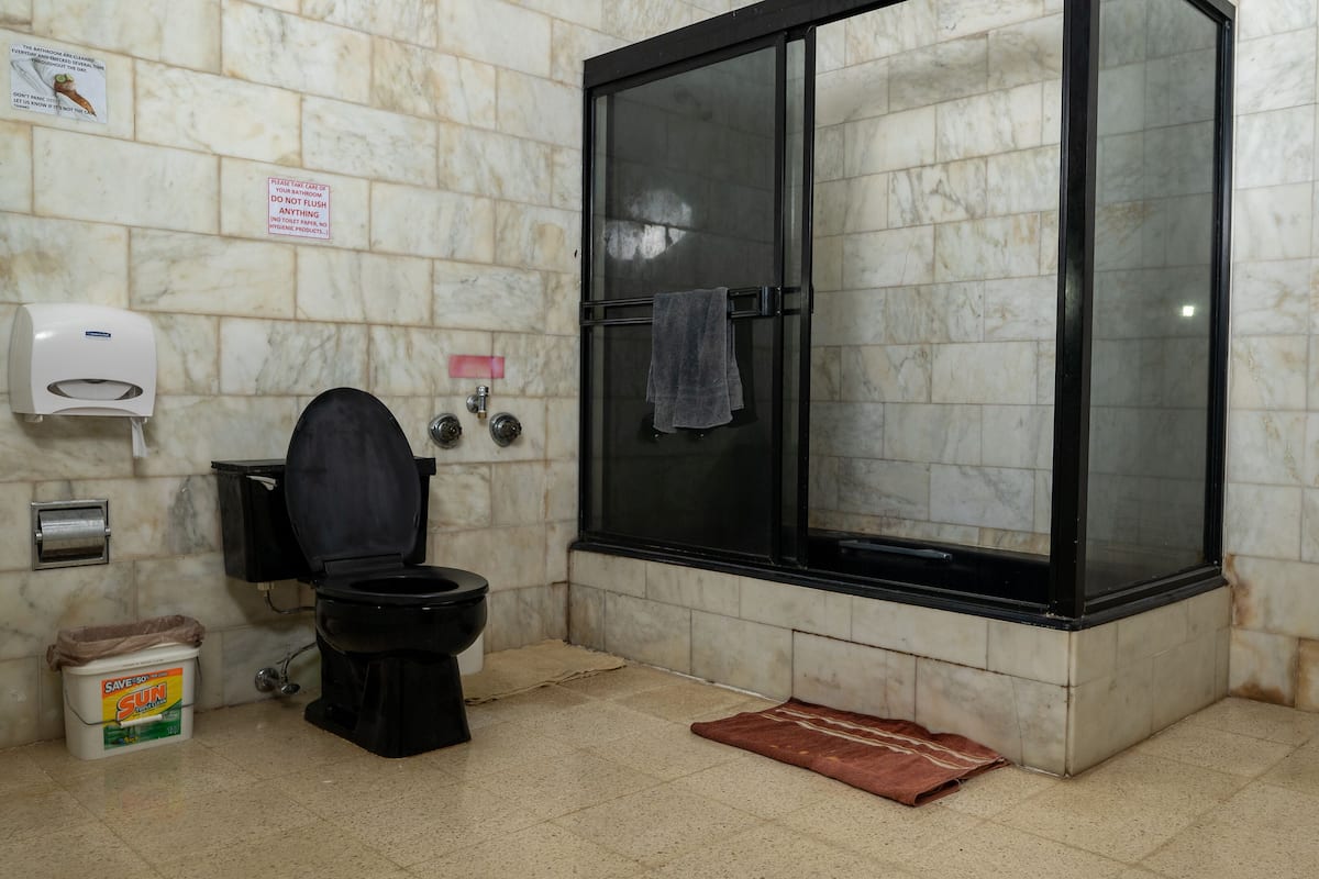 Standard Tek Büyük Yataklı Oda | Banyo imkân ve özellikleri | Duş, saç kurutma makinesi, havlu