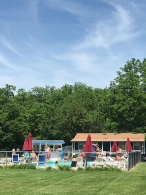 Outdoor pool - Bird's Nest Resort (Put-in-Bay)