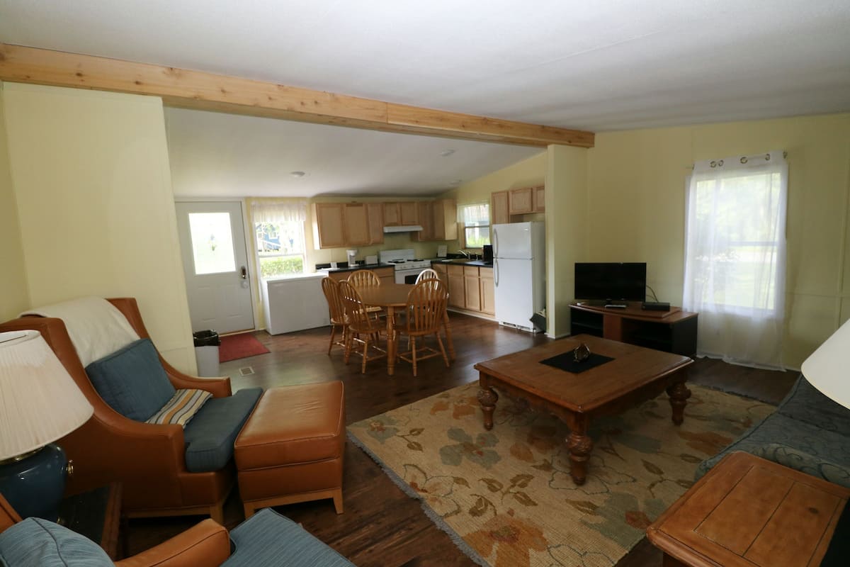 Economy Cottage, 3 Bedrooms, Non Smoking, Kitchen | Living area