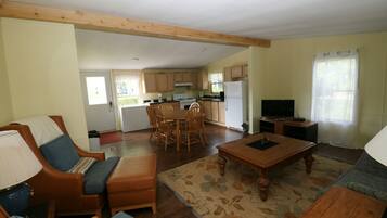 Economy Cottage, 3 Bedrooms, Non Smoking, Kitchen | Living area | TV