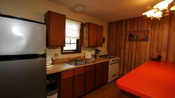 Economy Cottage, 2 Bedrooms, Non Smoking, Kitchen | Private kitchen | Fridge, microwave