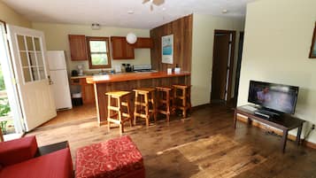 Economy Cottage, 2 Bedrooms, Non Smoking, Kitchen | Private kitchen | Fridge, microwave