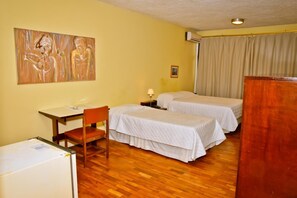 Minibar, desk, free WiFi, bed sheets - Hotel Estoril (Pelotas)