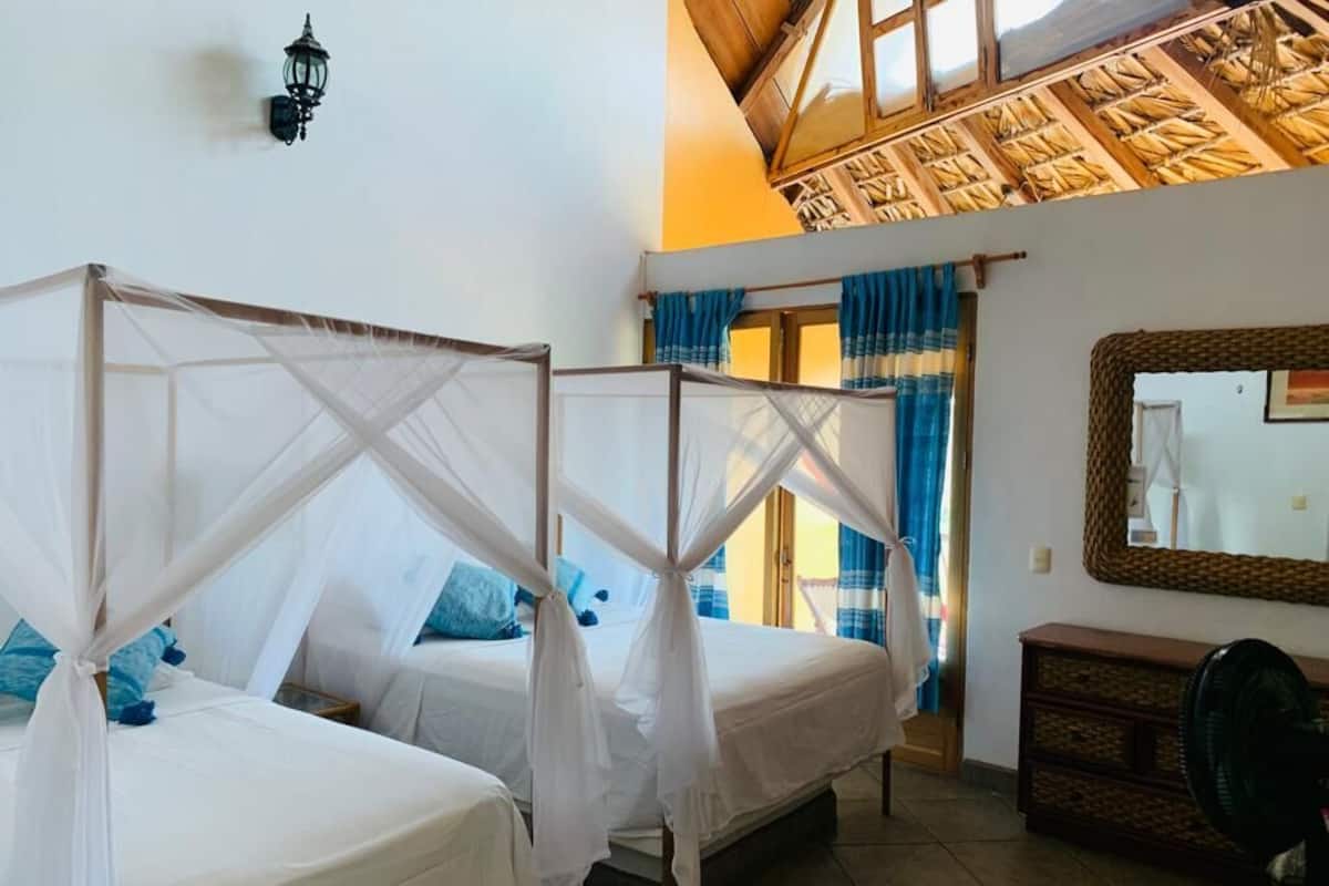 Eenvoudige driepersoonskamer, uitzicht op oceaan (Basic Triple Room 3 ) | 1 slaapkamer, luxe beddengoed, een strijkplank/strijkijzer, gratis wifi