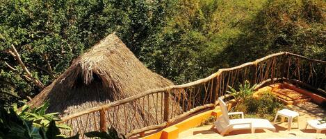 Piscine extérieure, chaises longues