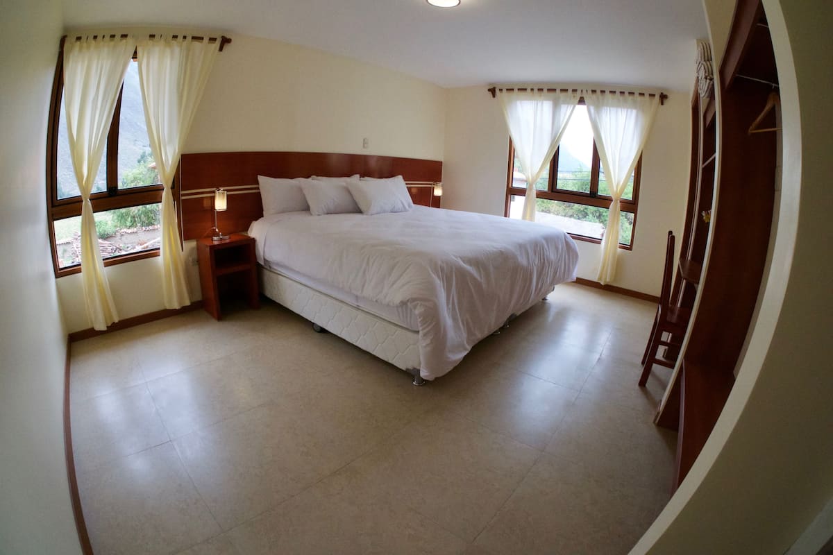 Suite junior, vista a la montaña | 1 habitación, escritorio y espacio para trabajar con laptop