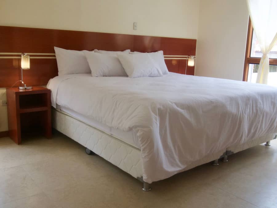 Comfort Double Room | Meja, ruang kerja komputer riba, langsir/tirai gelap terus
