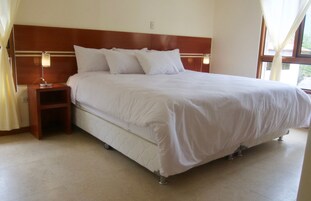 Habitación Confort doble | Escritorio, espacio para trabajar con un portátil, cortinas opacas