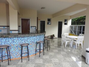 Outdoor dining - Fragata Hotel (Guarapari)