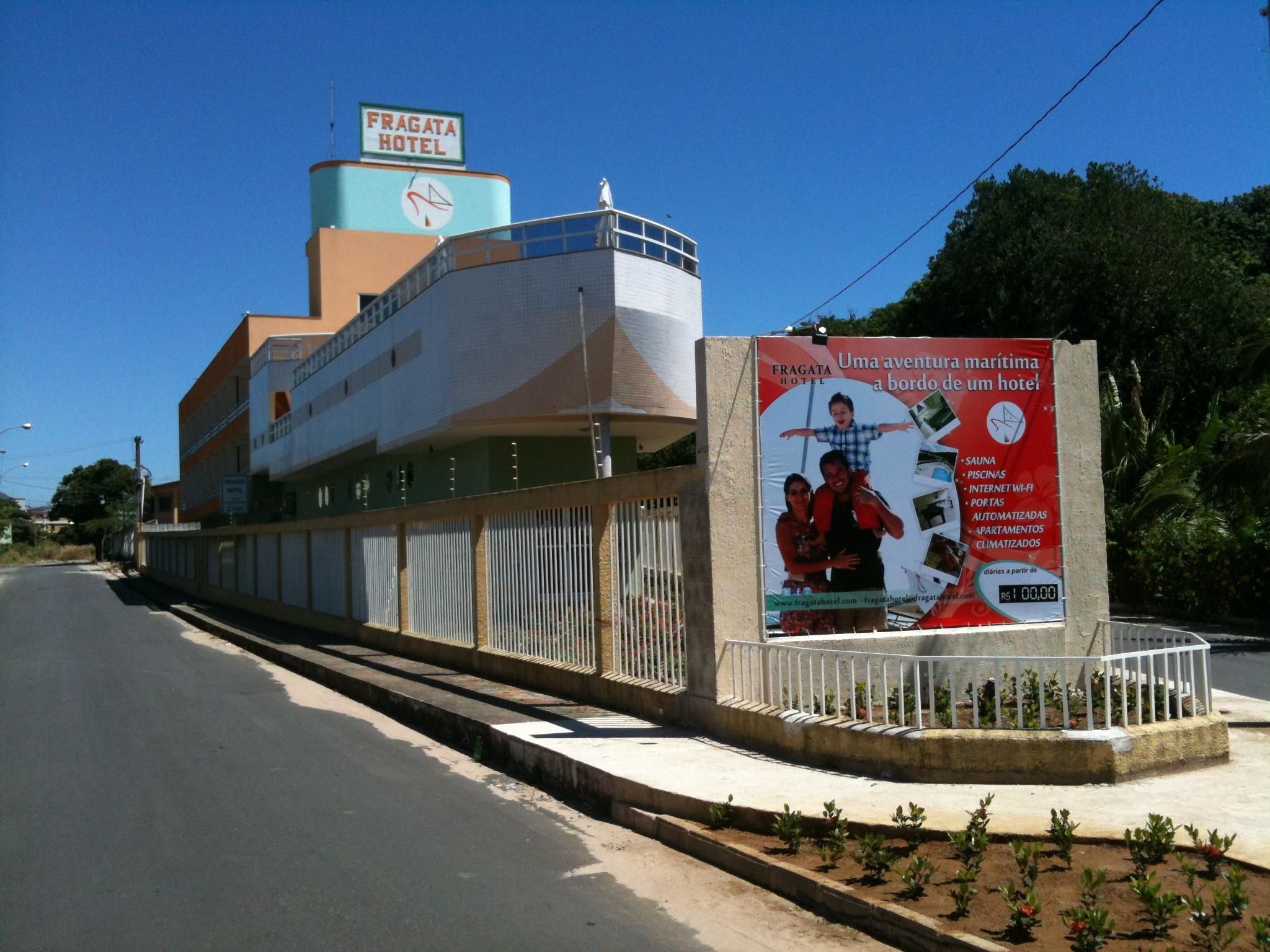 A building with a sign reading "Fragata Hotel".