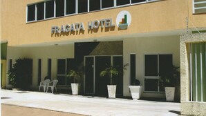 Un edificio con un cartel que dice "Fracata Hotel".