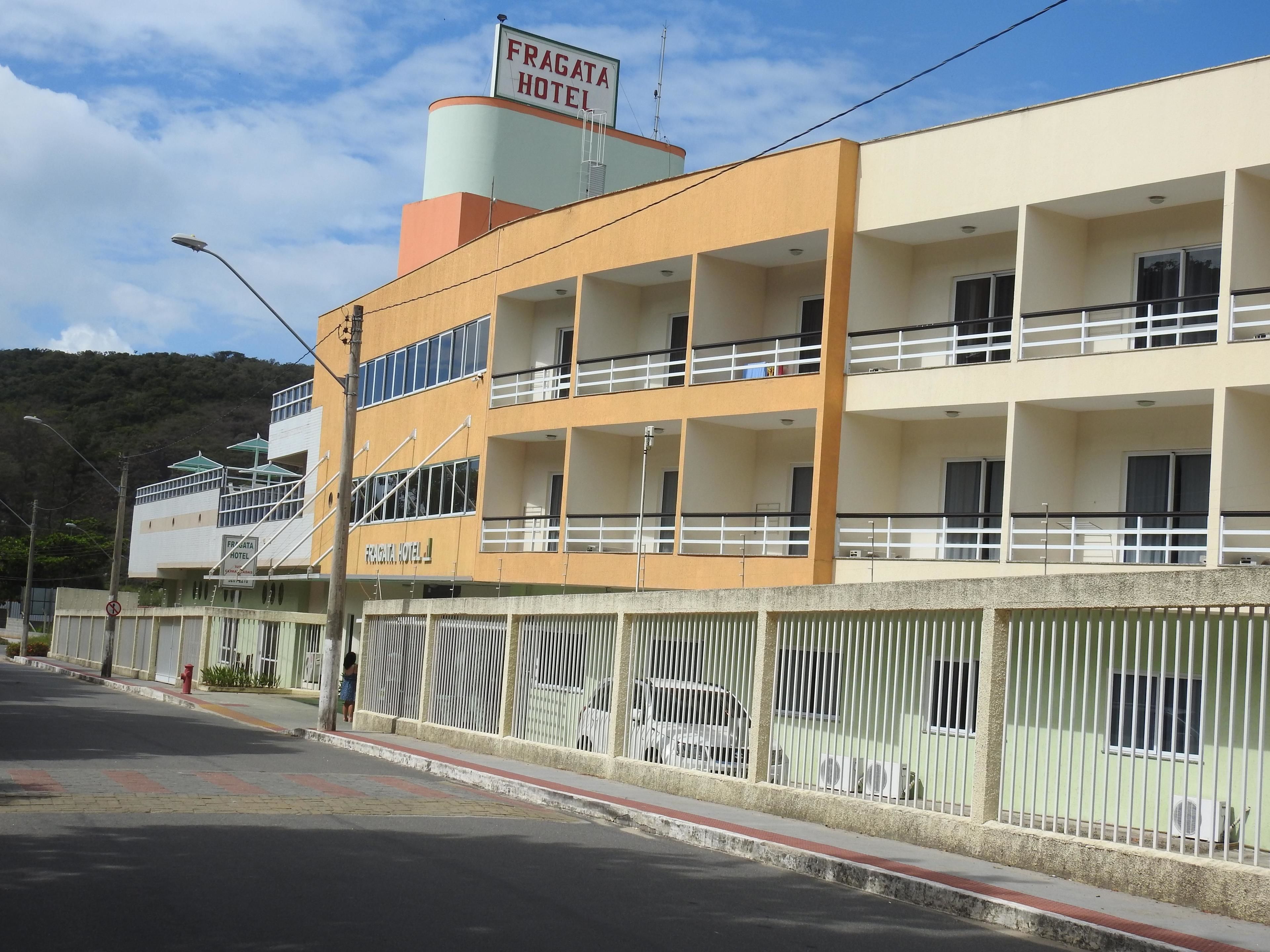 Un edificio de varios pisos con balcones y un letrero que indica que es un hotel.