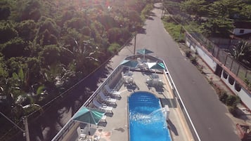 Una piscina al aire libre de temporada