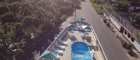 Una piscina al aire libre de temporada