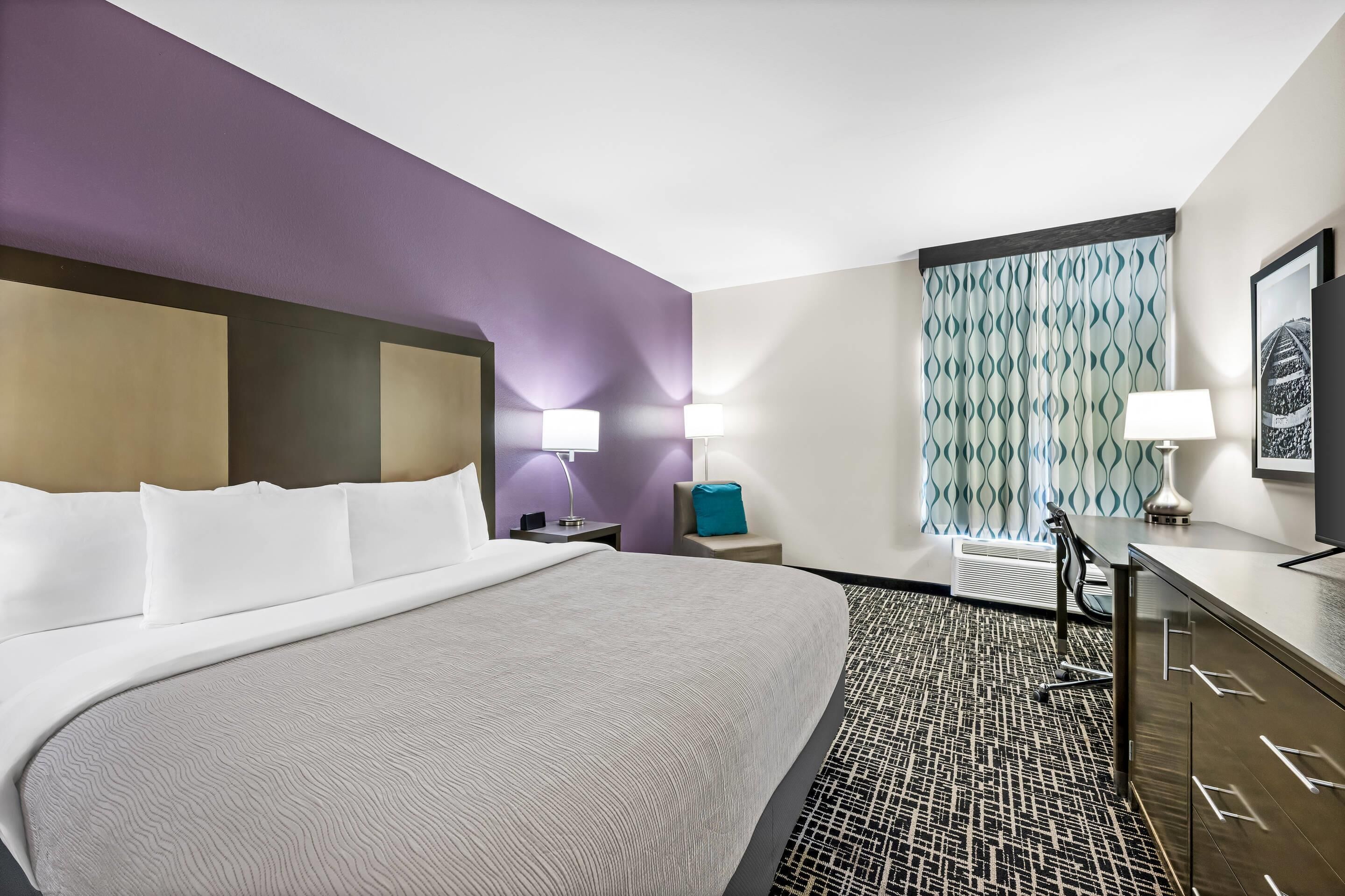 Standard Room, 1 King Bed, Non Smoking | Pillow-top beds, desk, iron/ironing board, free cots/infant beds