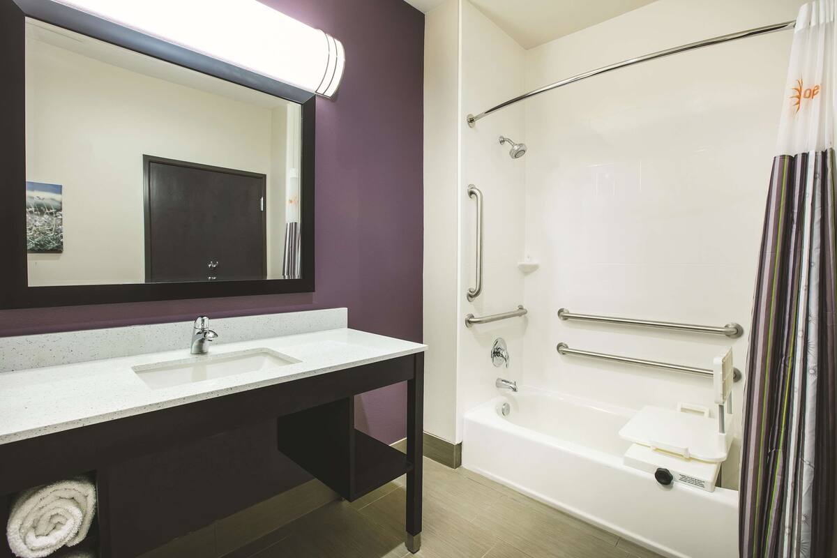 Room, 1 King Bed, Accessible, Non Smoking (Mobility/Hearing Impaired Accessible) | Pillowtop beds, desk, iron/ironing board, free cribs/infant beds