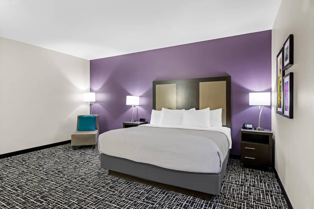 Chambre, 1 très grand lit, accessible aux personnes à mobilité réduite, non-fumeur | Lit avec matelas à plateau-coussin, bureau, fer et planche à repasser