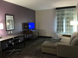 加厚床垫、办公桌、熨斗/熨衣板、免费婴儿床