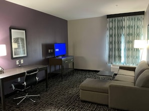 Pillowtop-bedden, een bureau, een strijkplank/strijkijzer