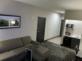 Colchones con pillow-top, escritorio y tabla de planchar con plancha