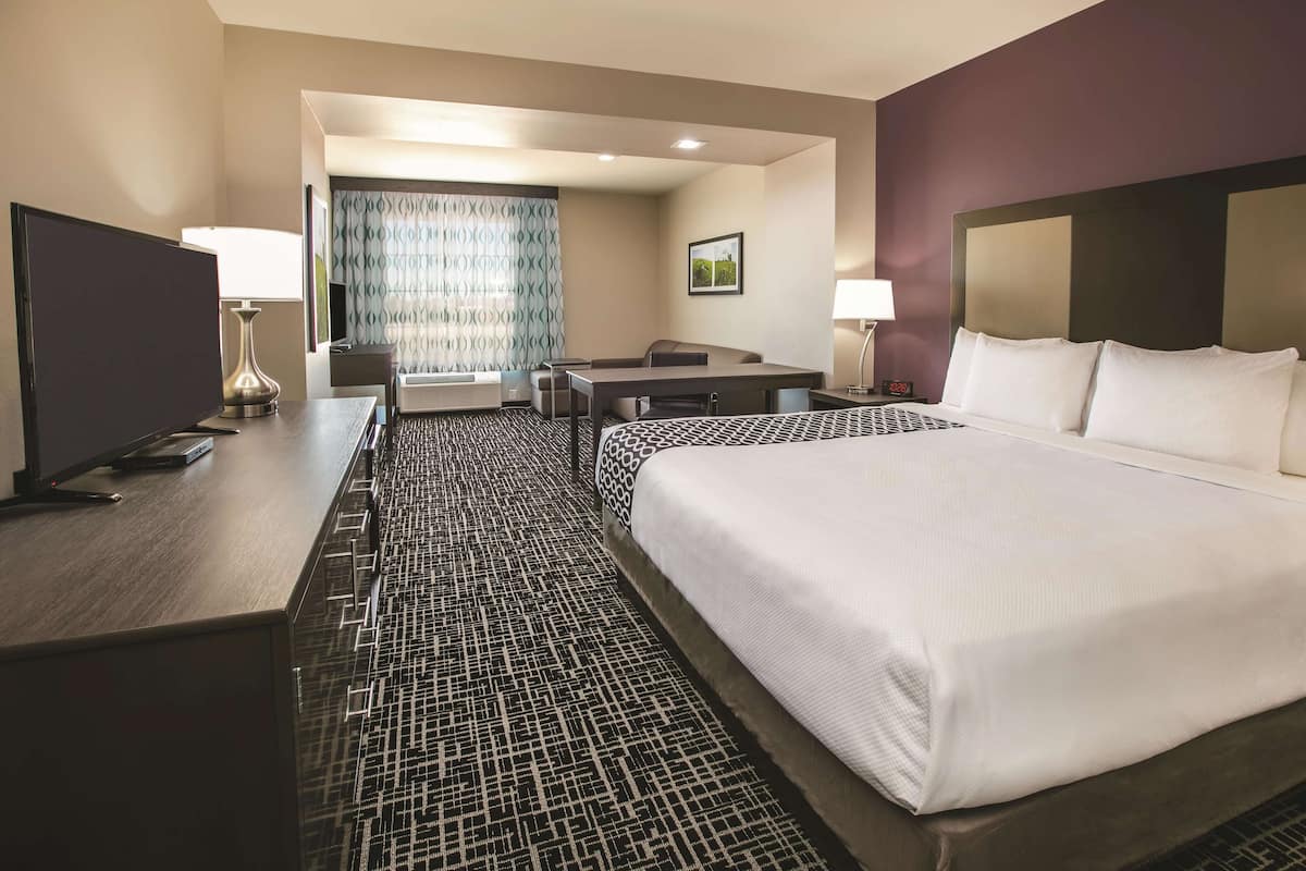 Executive Room, 1 King Bed, Non Smoking | Pillowtop beds, desk, iron/ironing board, free cribs/infant beds