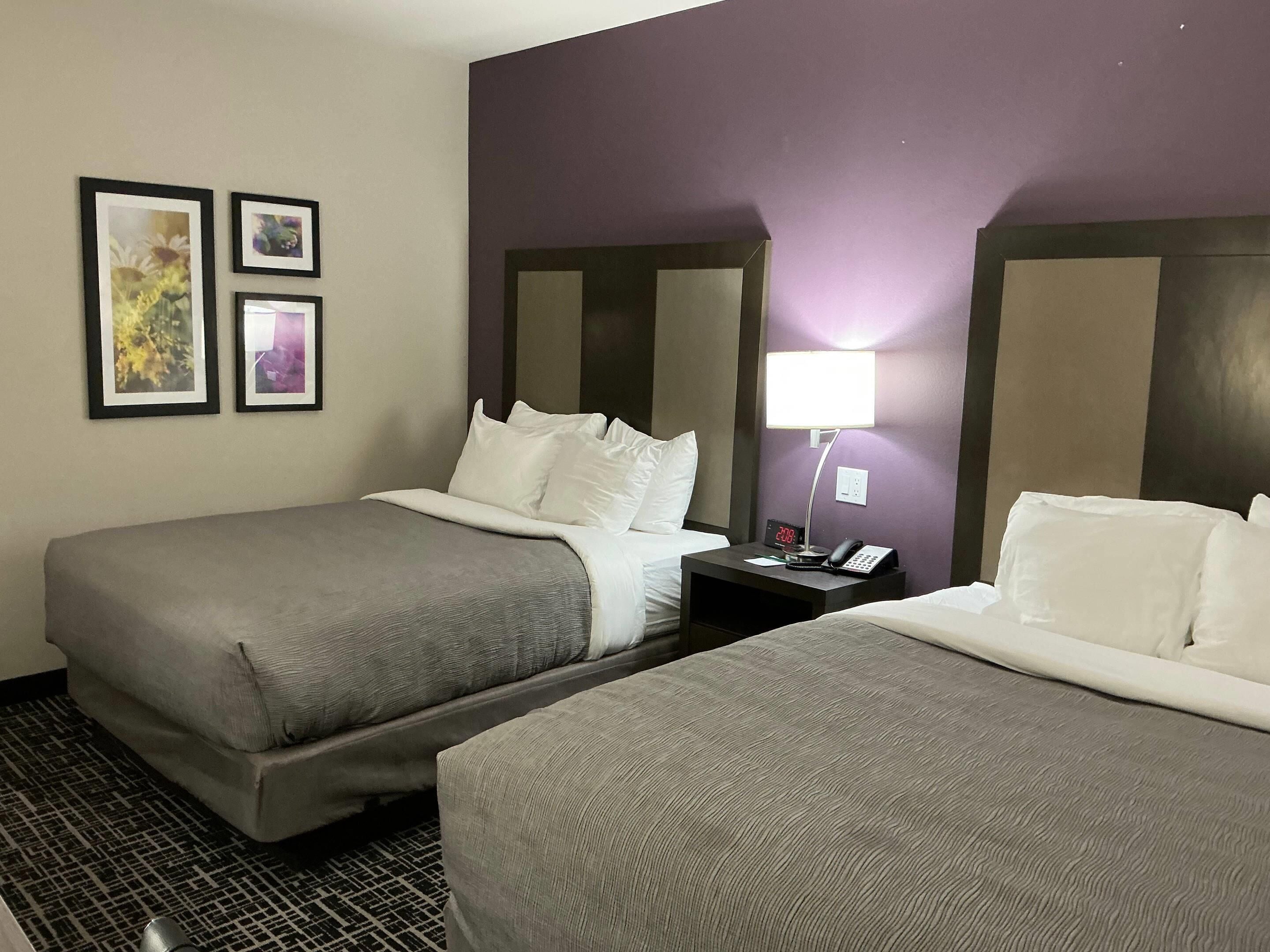 Pillowtop-patjalliset sängyt, työpöytä, silitysrauta/-lauta