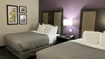 Pillowtop-patjalliset sängyt, työpöytä, silitysrauta/-lauta