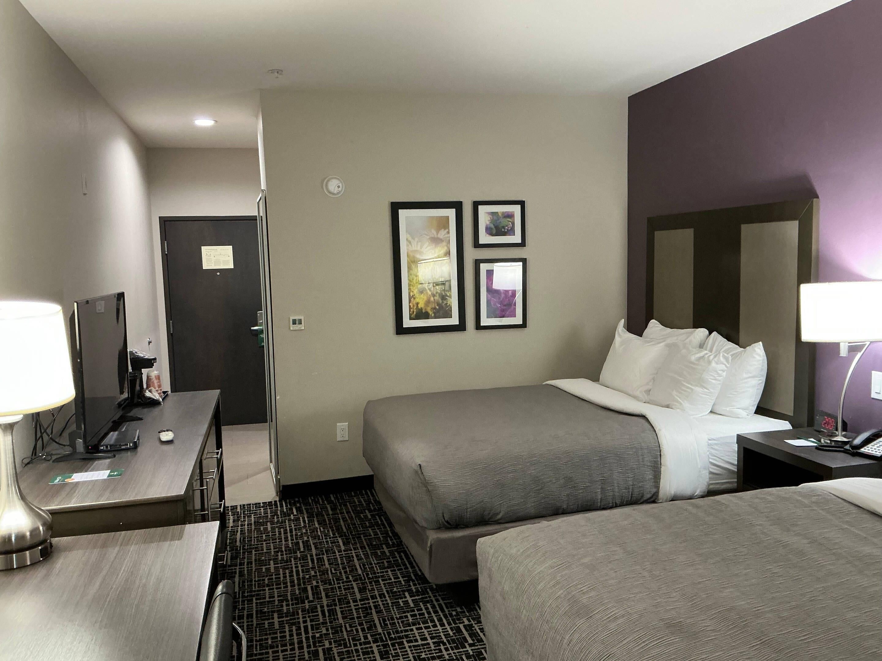 Pillowtop-Betten, Schreibtisch, Bügeleisen/Bügelbrett