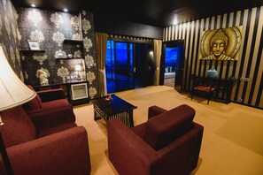 Rom – deluxe | Safe på rommet, skrivebord, blendingsgardiner og barnesenger