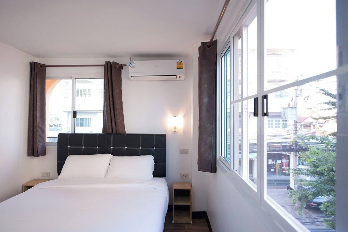 WiFi (free), bed sheets