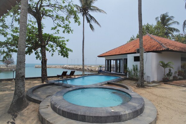 2 piscinas al aire libre, sillones reclinables de piscina