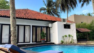 2 outdoor pools, sun loungers