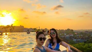 2 kolam renang outdoor, dengan cabana gratis dan payung kolam renang