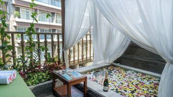 Jacuzzi Suite Pool View | Bathtub spa pribadi