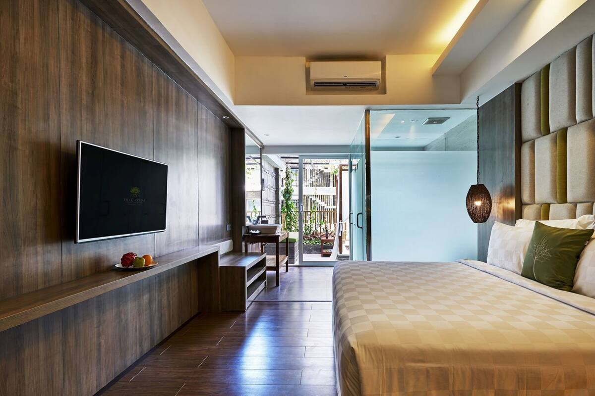 Zimmersafe, Schreibtisch, Verdunkelungsvorhänge, schallisolierte Zimmer