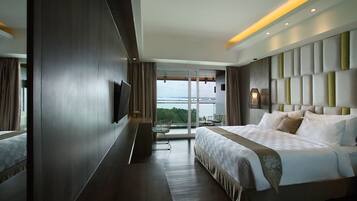 Deluxe Bay View | In-room safe, desk, blackout curtains, soundproofing