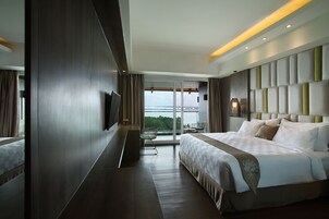 Deluxe Bay View | In-room safe, desk, blackout drapes, soundproofing