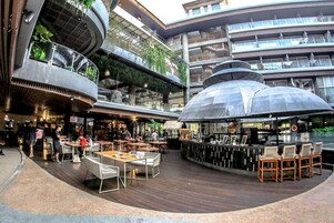 Bar junto a la piscina