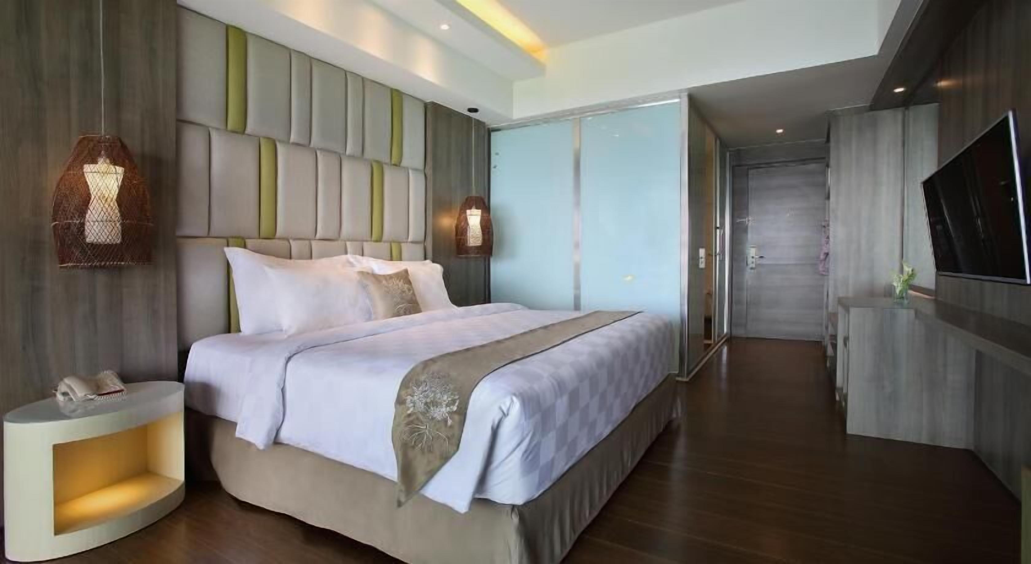 Peti besi dalam bilik, meja, langsir/tirai gelap terus, kalis bunyi 