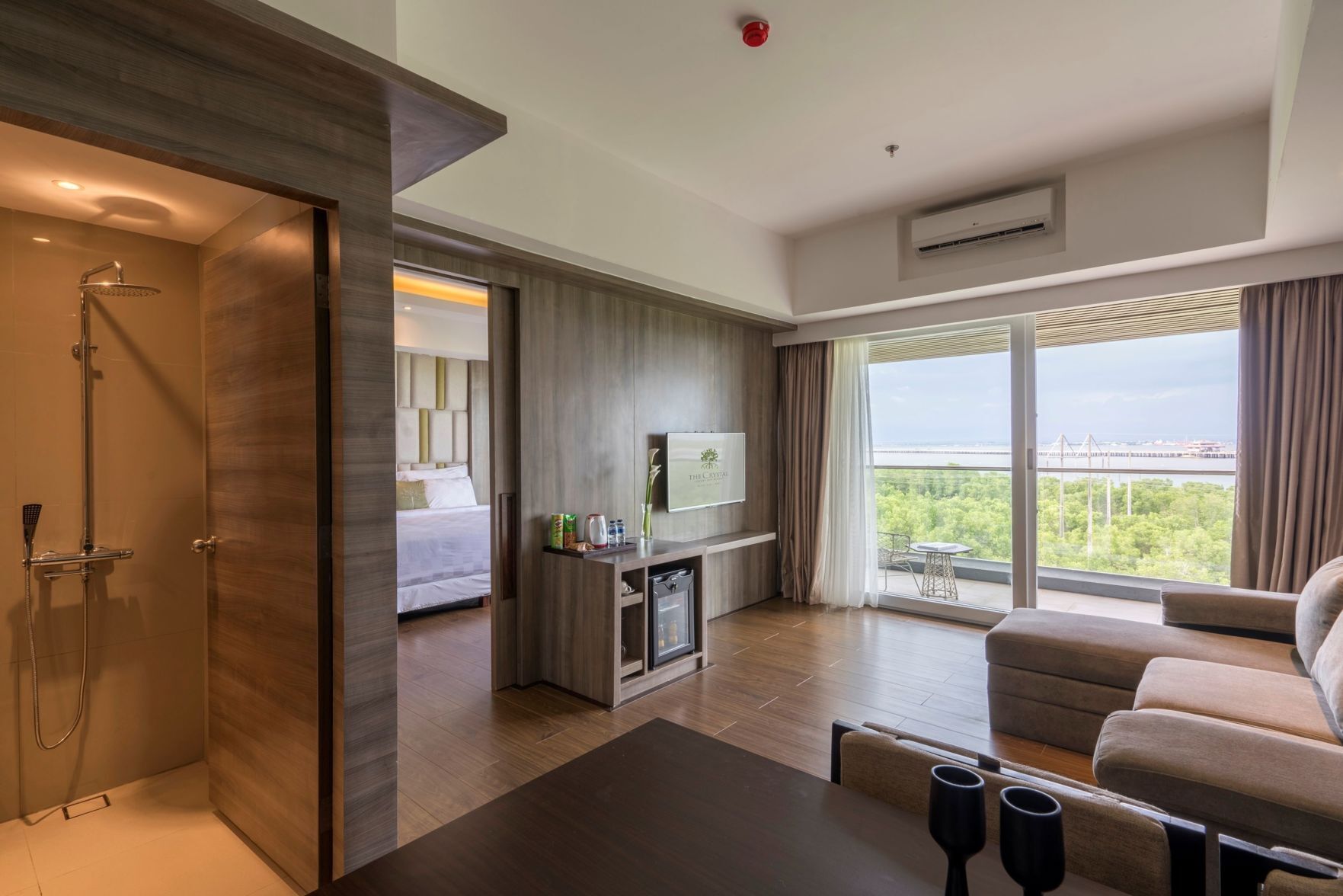 Peti besi dalam bilik, meja, langsir/tirai gelap terus, kalis bunyi 