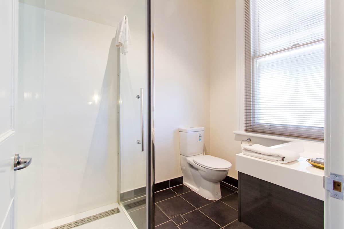 double room with 2 singles, ensuite | bathroom | shower, free toiletries, towels