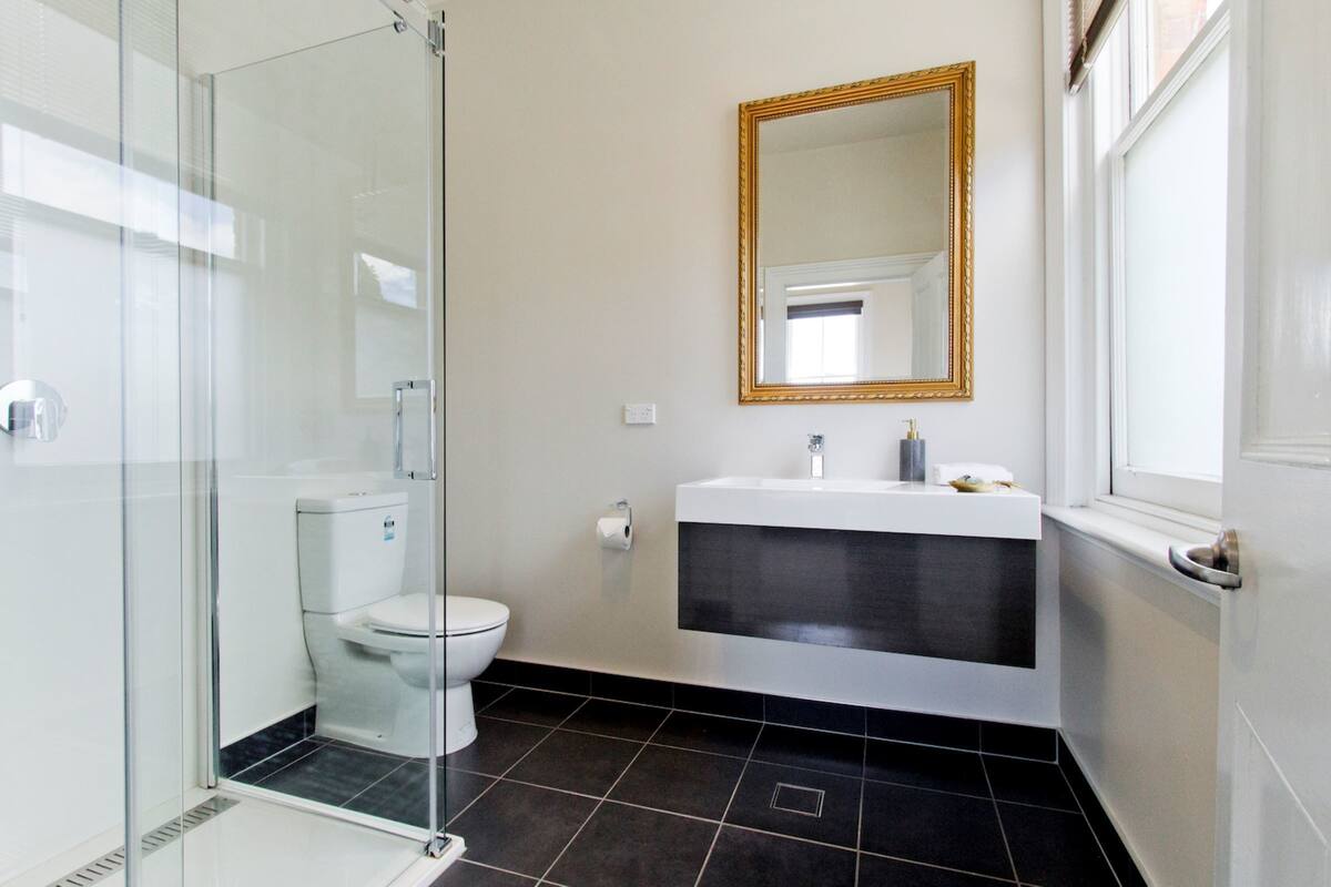 single room, shared bathroom | bathroom amenities | shower, free toiletries, towels