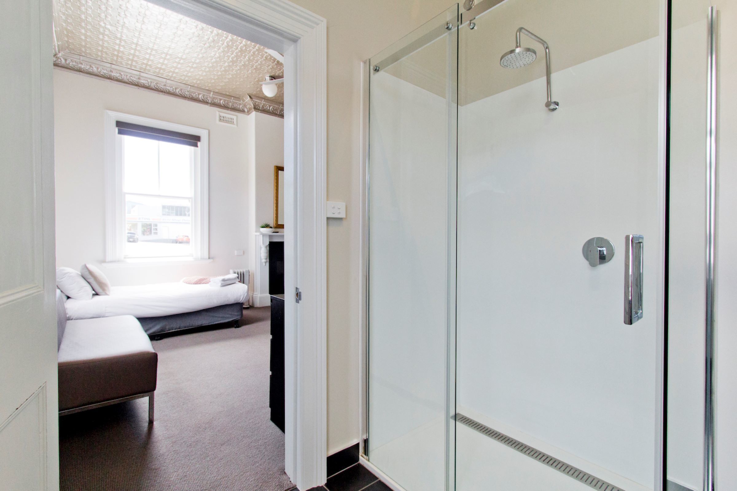 family room, ensuite | bathroom amenities | shower, free toiletries, towels