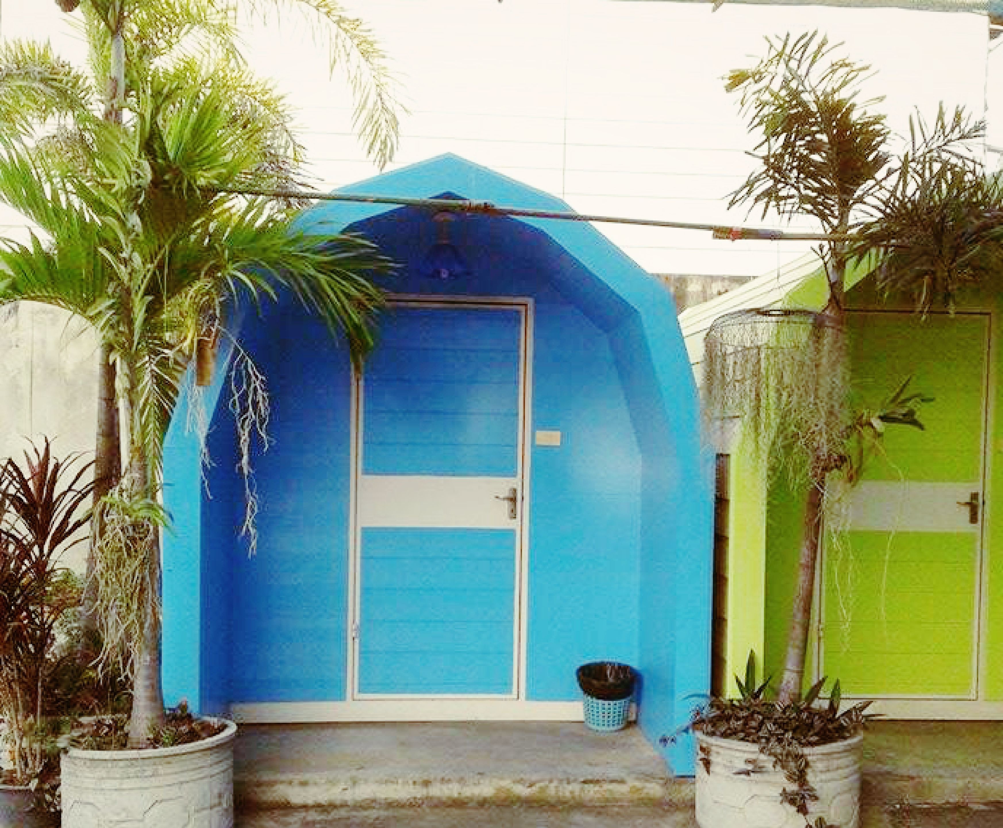 desk, rollaway beds, free wifi