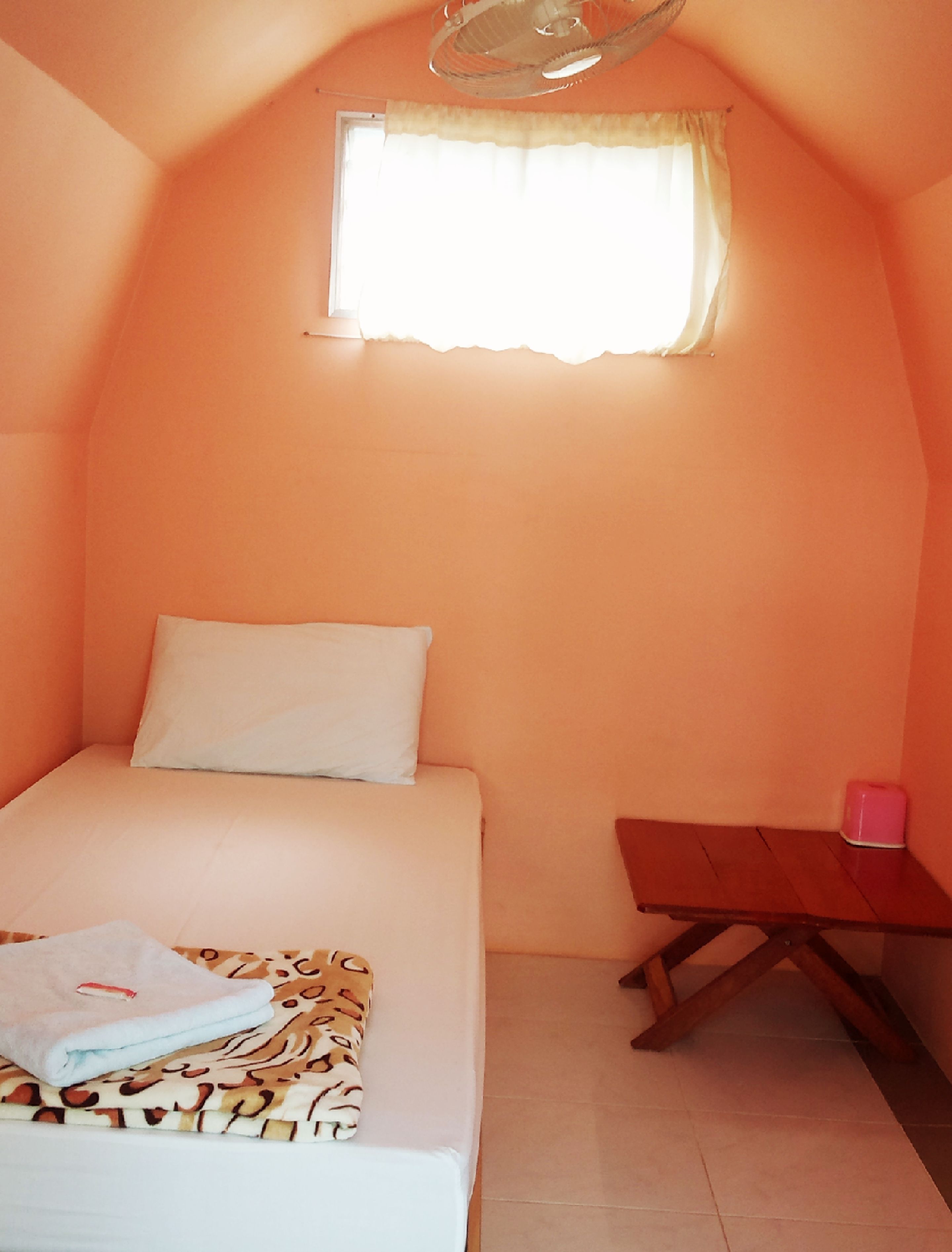 fan single room with shared bathroom | desk, rollaway beds, free wifi