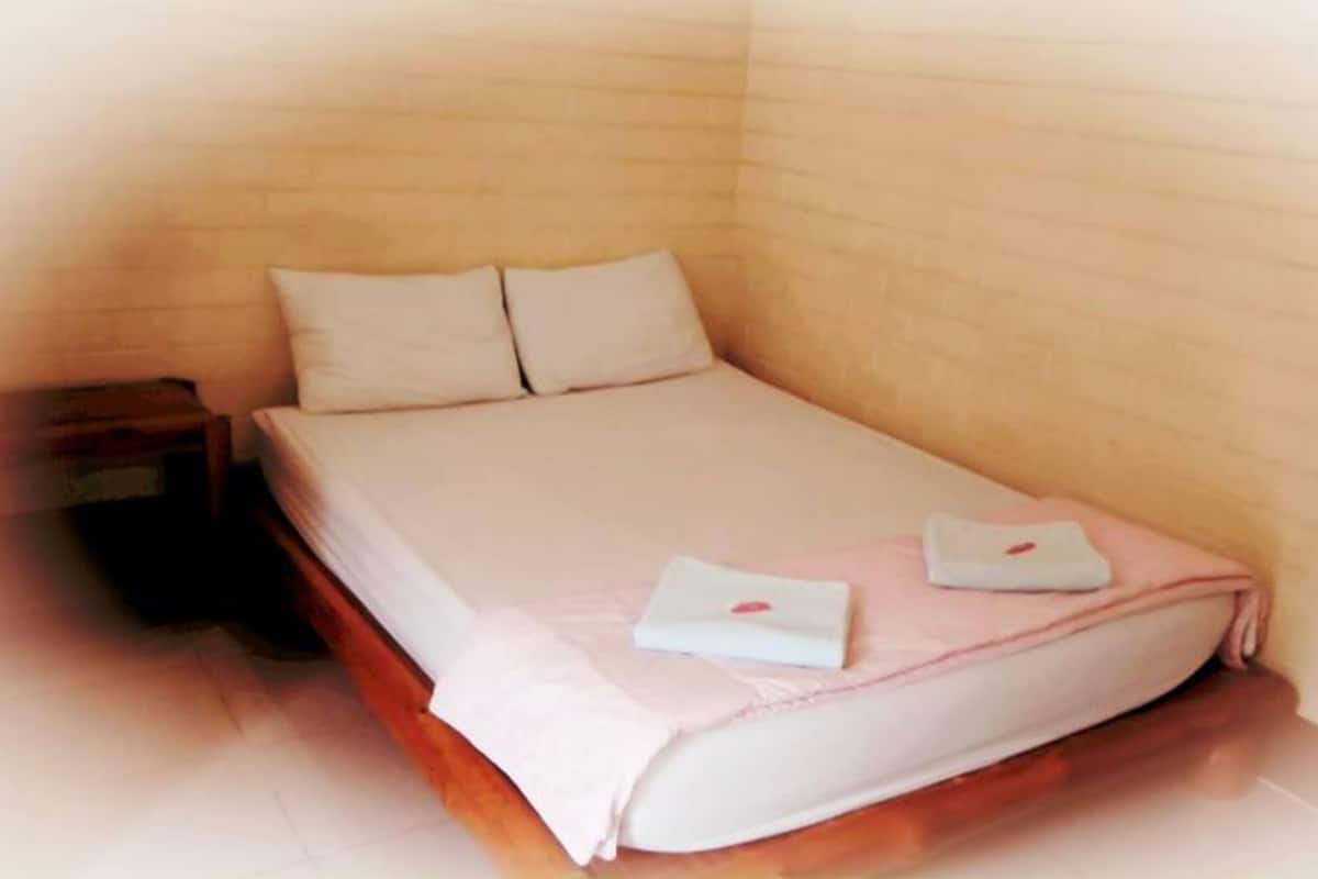 standard room (aircondition) | desk, rollaway beds, free wifi
