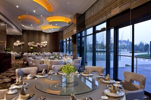 2 restauranter, frokost, lunsj og middag serveres, kinesiske retter