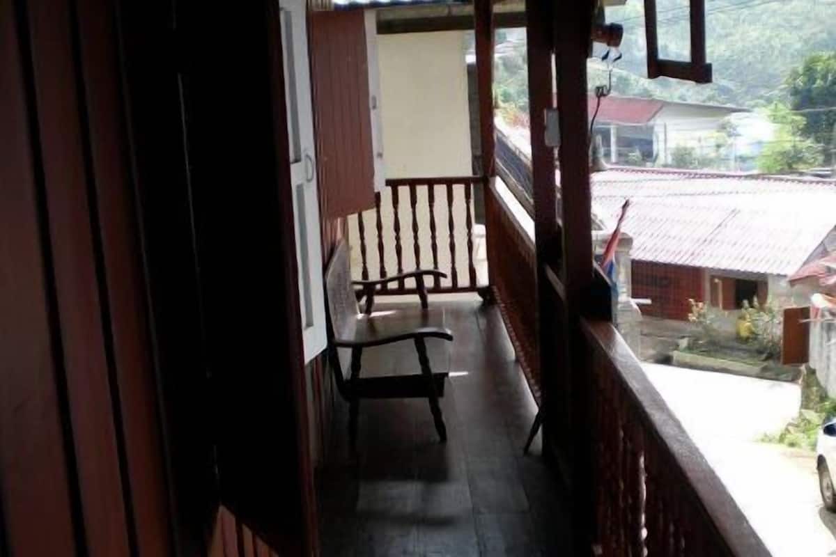 backpacker room with shared bathroom | balcony