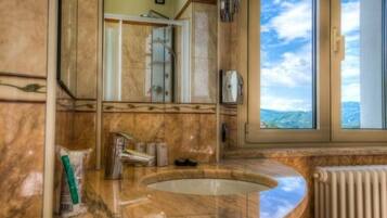 Dusche, kostenlose Toilettenartikel, Haartrockner, HandtĂŒcher